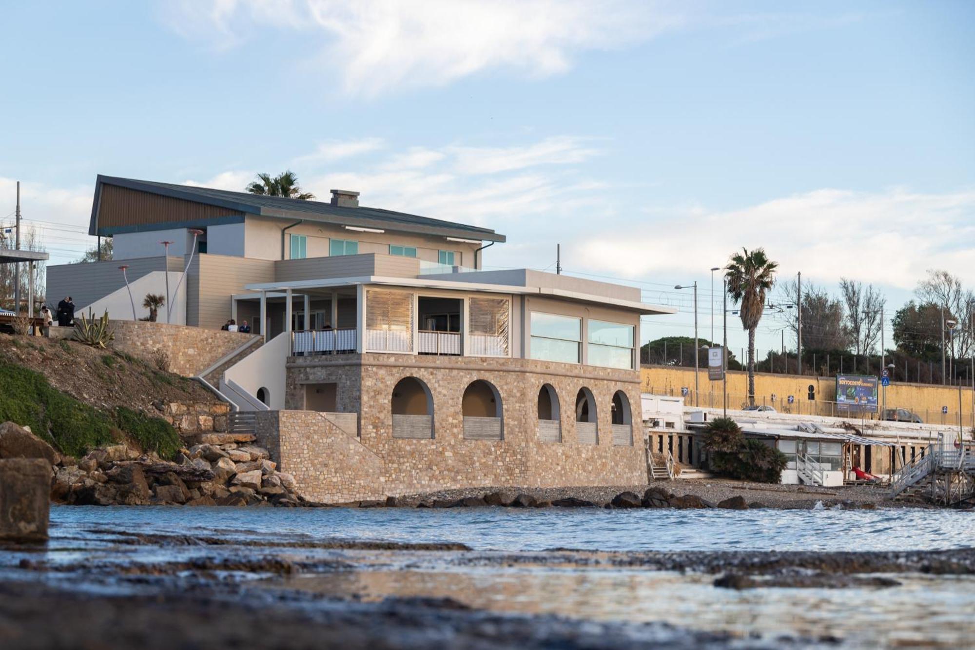 Le Suites Sul Mare Di Esterina 奇维塔韦基亚 外观 照片